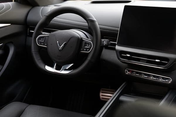 VinFast VF 7 — vô lăng và màn hình
