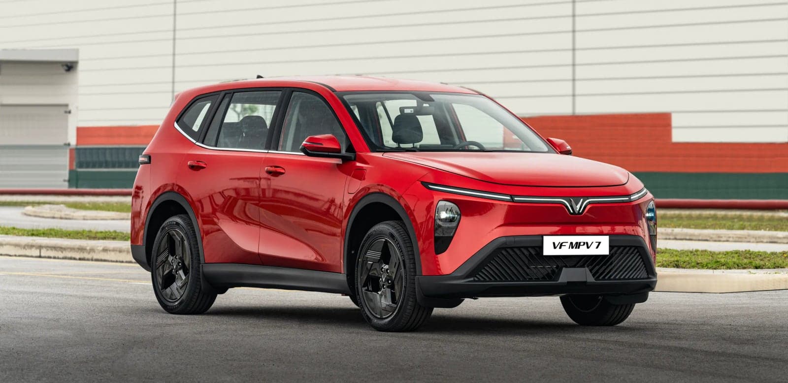 VinFast VF MPV 7 — góc 3/4 trước